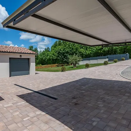 בית נופש Mochi, A Beautiful Modern In A Tranquil Enviroment Pićan