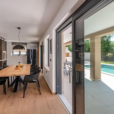 בית נופש Mochi, A Beautiful Modern In A Tranquil Enviroment Pićan