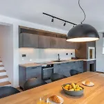 Mochi, A Beautiful Modern In A Tranquil Enviroment *