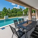 Mochi, A Beautiful Modern In A Tranquil Enviroment Pićan