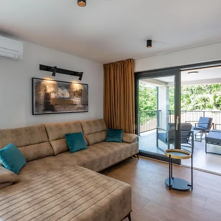 Mochi, A Beautiful Modern In A Tranquil Enviroment Vikendica