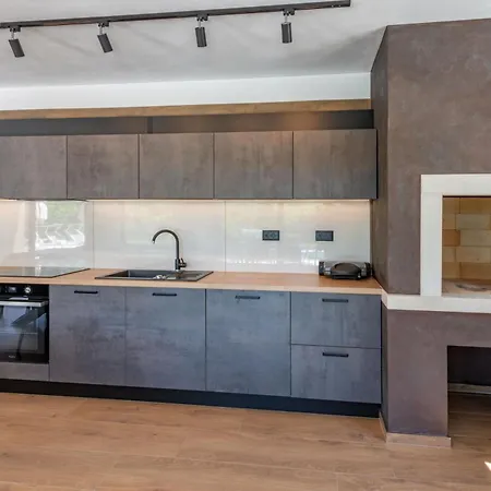 Mochi, A Beautiful Modern In A Tranquil Enviroment Vikendica *