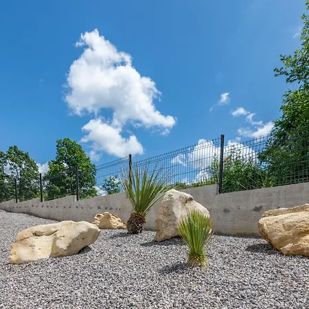 Mochi, A Beautiful Modern In A Tranquil Enviroment Vikendica *